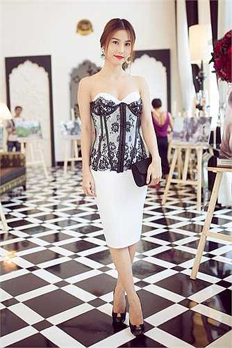Diễm My lăng xê mốt mặc corset bên ngoài váy.