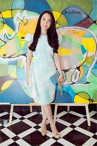 Linh Nga vẫn trung thành với phong cách kín đáo, trang nhã.