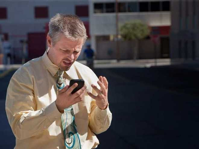 Nếu sếp không giúp đỡ bạn hoặc yếu kém về năng lực, đừng ép bản thân chịu đựng lâu hơn. Ảnh: Business Insider.