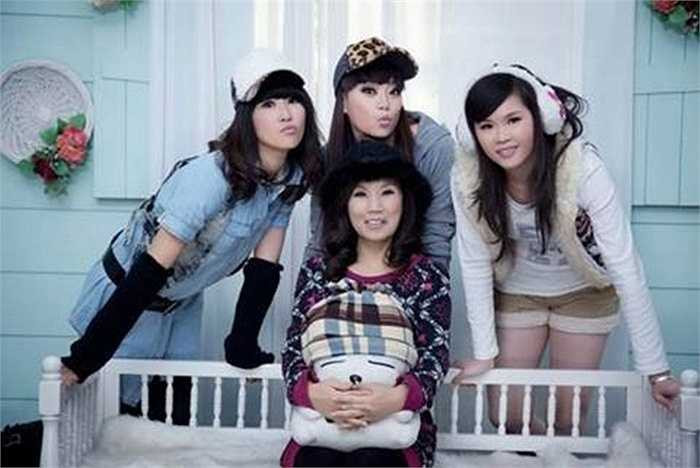 Bà Mã Di (ngồi ghế) trông như bạn của ba cô con gái. Mặc dù đã ở tuổi 60 nhưng gương mặt và thân hình vẫn quyến rũ như mới 30.