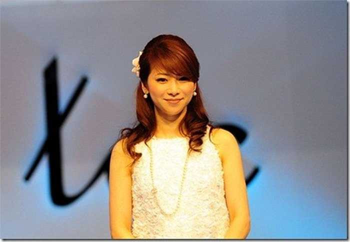Masako Mizutani vẫn trẻ trung như thiếu nữ dù con gái cô đã hơn 20 tuổi.