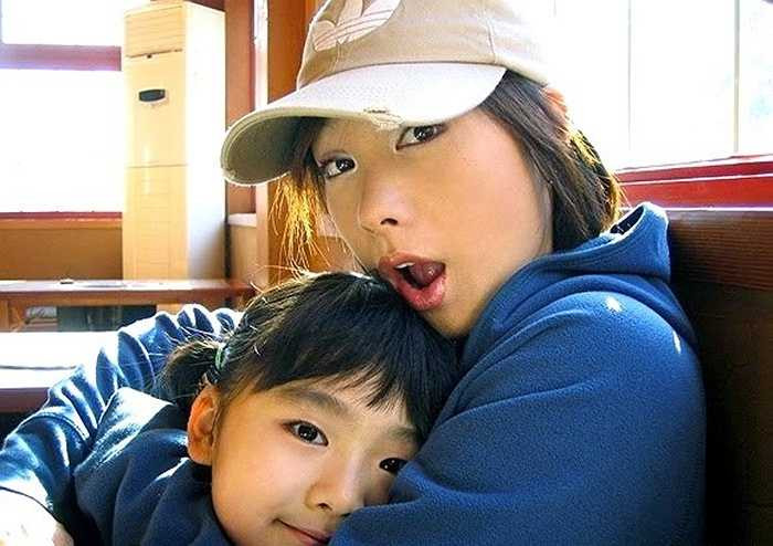 46 tuổi Jung Da Yeon Có thân hình nặng nề sau khi sinh con. Cô đặt ra cho mình một chế độ ăn kiêng và luyện tập thể dục thể thao nghiêm ngặt. 