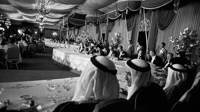 Bữa tiệc xa hoa nhất lịch sử này đã được sách kỷ lục Guinness ghi nhận. Đó là Yến tiệc kỉ niệm 2.500 năm thành lập nước Iran - mà người ta thường gọi là Ba Tư (do Cyrus Đại Đế sáng lập) diễn ra vào tháng 10/1971. Ước tính, tổng chi phí của bữa tiệc này lên tới 516 triệu USD (hơn 11.000 tỷ đồng).