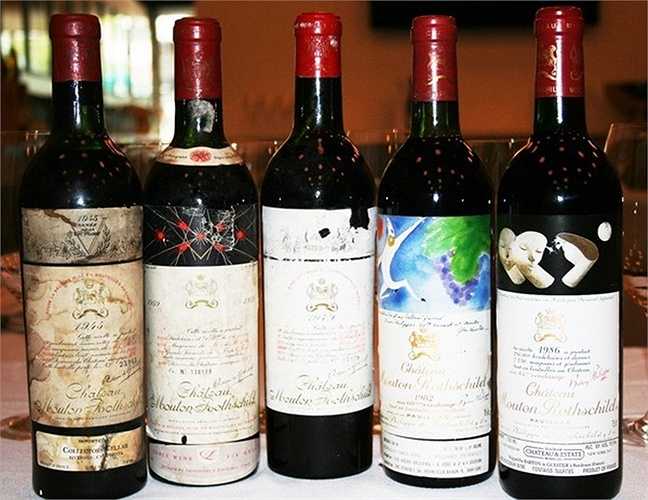 Tổng cộng 18 tấn thực phẩm được chuyển đến 3 ngày trước bữa tiệc. Theo tính toán, bữa yến tiệc của hoàng gia Iran đã tiêu tốn tổng cộng 25.000 chai rượu vang, 2.700 kg thịt bò, lợn và cừu, 1.280 kg thịt gà, 3.629 kg bơ và pho mát, 473 lít kem...để phục vụ cho một số lượng khoảng 500 thực khách.