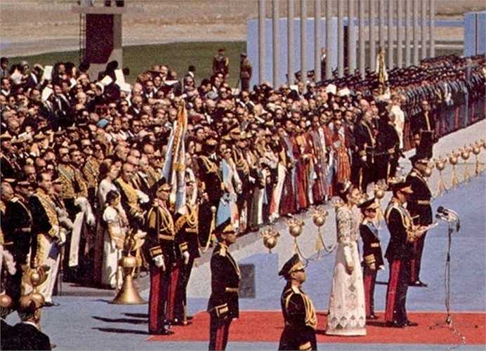 Khách mời của bữa tiệc là các vị nguyên thủ quốc gia, chính khách từ khắp nơi trên thế giới như Hoàng tử Philip và công chúa Anne của nước Anh, Chính khách Nikolai Podgorny tới từ Ukraine, Đức Hồng Y Maximilien de Furstenberg của Tòa thánh Vatican... Ngoài ra còn có sự góp mặt của những nhà lãnh đạo cao cấp khác đến từ Đan Mạch, Bỉ, Pháp, Mỹ, Malaysia, Hàn Quốc, Ấn Độ…