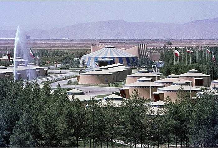 Bữa tiệc được tiến hành tại thành phố cổ Persepolis, nơi từng là thủ đô của Đế chế Ba Tư cổ đại. Để chuẩn bị cho đại tiệc hoành tráng, hoàng tộc Iran đã thuê công ty thiết kế nội thất Maison Jansen của Paris để dựng 50 dãy lều khổng lồ trên diện tích 0,65 km2. 