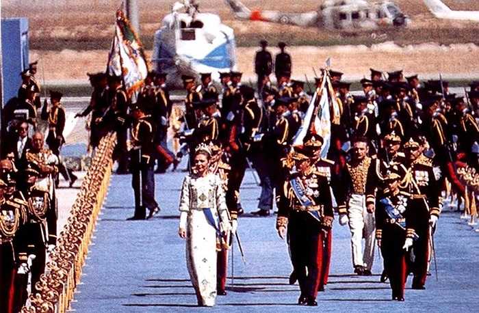 Để tạo thêm độ xa xỉ cho đại tiệc, Hoàng gia Iran đã quyết định sử dụng trang phục được thiết kế bởi nhà thiết kế thời trang lừng danh Jeanne-Marie Lanvin.