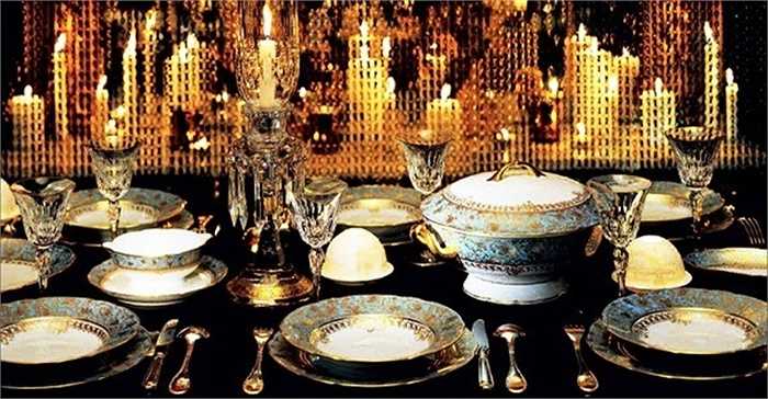 Đối với vấn đề ẩm thực, có cả một nhà bếp khổng lồ phục vụ buổi tiệc. Toàn bộ việc phục vụ đồ ăn sẽ được thực hiện bởi một trong những nhà hàng nổi tiếng nhất của Pháp - Maxim's de Paris. Thậm chí, Iran đã phải huy động máy bay quân sự để chở 150 tấn thiết bị nhà bếp từ Paris tới phục vụ bữa tiệc. 