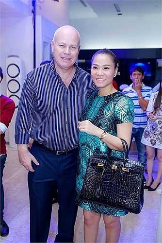 Cô mang chiếc túi Hermes Birkin trị giá hơn 1 tỷ đồng đi dự sự kiện. Được biết để mua được chiếc túi này, trước hết Thu Minh phải trở thành VIP của hãng và tích lũy điểm bằng cách mua nhiều chiếc túi Hermes khác.