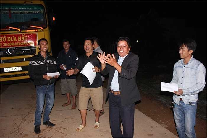 Niềm vui của lãnh đạo xã và nông dân khi hơn 110 tấn dưa hấu đã được chuyển lên xe tải.