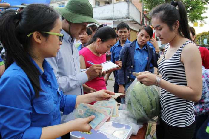 Bán dưa giúp nông dân