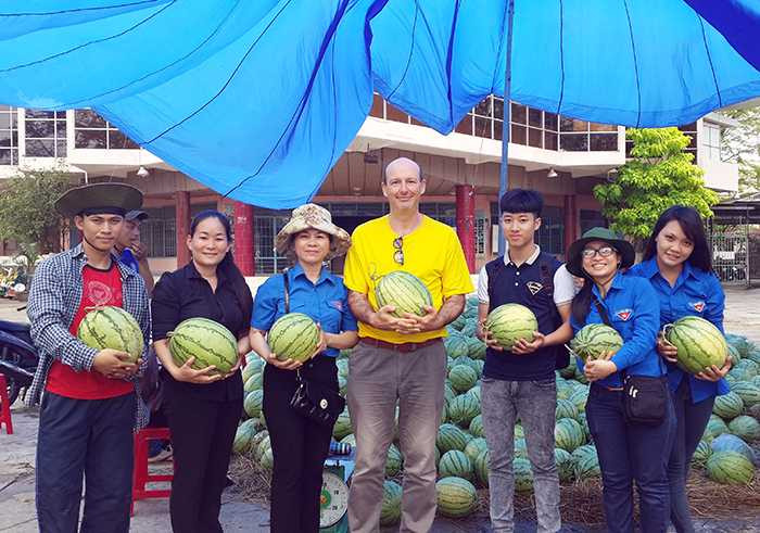 bán dưa giúp người dân