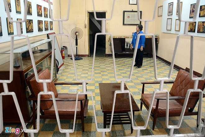 Ông Đỗ Văn Căn (còn có tên Hoàng Mạnh Lạc), bí danh Ba Mủ, làm nghề thợ giày. Tham gia cách mạng từ năm 1945, đến năm 1963, ông chuyển sang đơn vị J9T700 thuộc Biệt động Sài Gòn. Theo chỉ đạo của cấp trên ông đưa gia đình về sinh sống và hoạt động cách mạng dưới vỏ bọc cơ sở ép đế giày tại căn nhà được xây gạch, lợp tôn có diện tích 12 x 5 m. Đầu năm 1965, ông nhận được lệnh gấp rút xây căn hầm bí mật tại nhà để chứa vũ khí. 