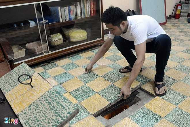 Do công tác tuyệt mật nên ông phải đưa cả gia đình về quê một thời gian. Khi còn lại một mình, ông bí mật đào hầm vào ban đêm. Sau 25 đêm miệt mài đào, tháng 5/1965, hầm được hoàn thành. Trong ảnh: Nắp hầm được tạo bởi 6 miếng gạch khớp nhau đậy khít miệng hầm có kích thước 0,4 x 0,6 m, vừa một người chui.