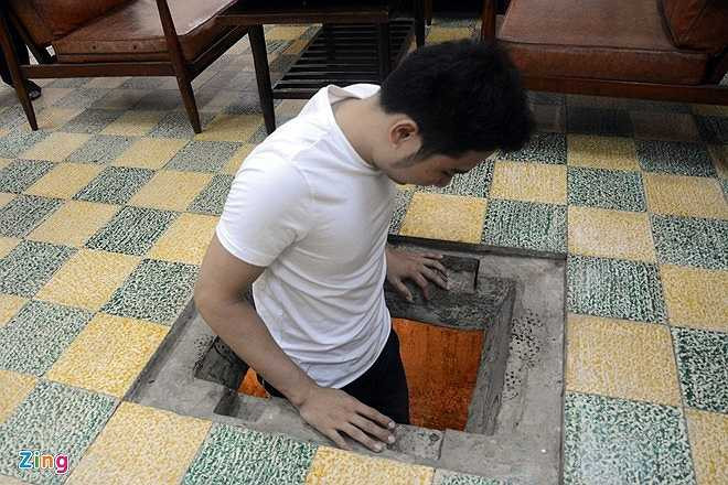 Hầm bí mật chứa vũ khí được ông Ba Mủ đào ngay tại mặt nền phòng khách, xung quanh hầm xây gạch, trát xi măng, có chiều ngang 1,8 m, dài 2,2 m, cao 1,7 m, có ống thông hơi. Vũ khí của Biệt động Sài Gòn được giấu trong mủ cao su và đưa đến một cơ sở làm giày ở chợ An Đông, ông Ba Mủ nhận những bành cao su đặc biệt đem về cất giấu tại hầm bí mật. Từ tháng 7/1965, số vũ khí được chuyển về hầm gồm: 7 súng AK cùng cơ số đạn 21.000 viên, 50 lựu đạn, 50 kg thuốc nổ, 1 súng ngắn cùng 50 viên đạn. Hầm ph