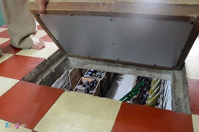 Thời điểm này, ông Năm Lai vừa làm việc tại cơ quan viện trợ U-SOM của Mỹ và Dinh Độc Lập với danh nghĩa thầu khoán, vừa hoạt động bí mật trong đơn vị 'Bảo đảm chiến đấu'. Lấy cớ sửa nhà cần đào hầm vệ sinh, ông Năm sử dụng những thợ tin cậy của mình đào hầm giấu các loại vũ khí được chuyển từ ngoại thành vào. Để tránh bị phát hiện, đất sau khi đào được bỏ vào thùng carton chuyển lên ôtô đưa ra ngoại thành. Căn nhà vừa là nơi chứa vật liệu xây dựng, vừa để ôtô. Trong ảnh: Miệng hầm nằm gần cầu t