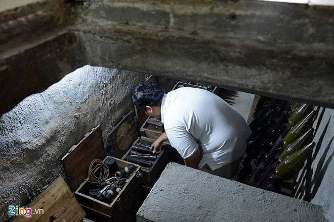 Để đảm bảo bí mật, xe chở vũ khí từ Củ Chi chỉ đến nhà vào lúc nhá nhem tối. Từ năm 1966 - 1968 đơn vị 'Bảo đảm chiến đấu' đã chuyển tới hầm gần 2 tấn vũ khí gồm súng và đầu đạn B40, súng AK, bộc phá, kíp nổ, súng ngắn, lựu đạn, đạn các loại…