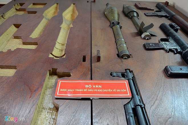 Nhằm qua mắt địch, đơn vị đã làm những bộ ván bóng lưỡng rỗng ruột, sọt trái cây, cuộn cà tăng (loại cót dùng làm vách)... để che giấu vũ khí. Trong ảnh: Bộ ván bóng lưỡng rỗng ruột đục hình các loại vũ khí được đóng ghép để che mắt địch.
