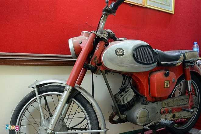 Trước sự phản công quyết liệt của địch, các chiến sĩ đội 5 rút về tòa nhà số 56, đường Thủ Khoa Huân và dũng cảm chiến đấu đến viên đạn cuối cùng. Sau khi 7 chiến sĩ sống sót bị bắt, địch ráo riết bắn phá căn nhà vì nghi đây là nơi trú ngụ của đội Biệt động. Trong ảnh: Xe gắn máy đội 5 Biệt động sử dụng trong trận tấn công Dinh Độc Lập được trưng bày trong căn nhà.