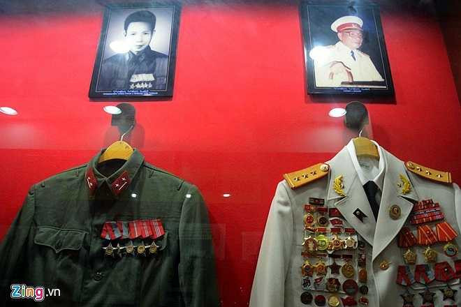 Ông Năm Lai bị đày ra Côn Đảo, căn nhà rơi vào tay địch nhưng bí mật về hầm vũ khí vẫn được giữ cho đến sau ngày giải phóng. Khi căn nhà được thu hồi để trả về cho chủ cũ đến 16/11/1988 nó được công nhận là di tích lịch sử - văn hóa cấp quốc gia. Trong ảnh: Di ảnh ông Trần Văn Lai và nhiều kỷ vật được trưng bày tại đây.