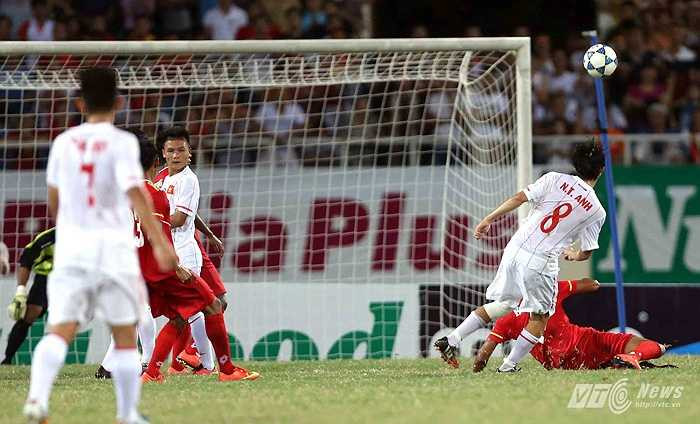 Và lập siêu phẩm mở tỷ số cho U19 Việt Nam. (Ảnh: Quang Minh)