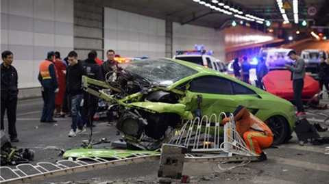 Đua xe trong hầm, sinh viên Trung Quốc phá nát Lamborghini và Ferrari