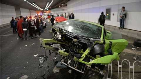 Đua xe trong hầm, sinh viên Trung Quốc phá nát Lamborghini và Ferrari