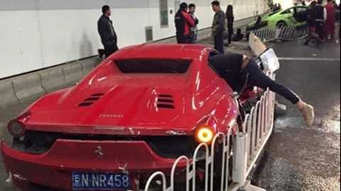 Đua xe trong hầm, sinh viên Trung Quốc phá nát Lamborghini và Ferrari