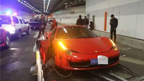 Đua xe trong hầm, sinh viên Trung Quốc phá nát Lamborghini và Ferrari