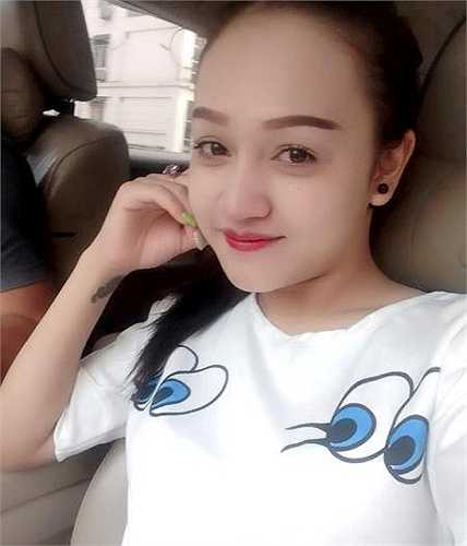 'Lương của mình tại quán bar này là 20 triệu đồng/tháng, tuy nhiên với mình thì thu nhập tại đây không quá quan trọng bởi kinh nghiệm và sự va chạm xã hội mới là điều mà mình luôn hướng tới, cô bạn chia sẻ'.