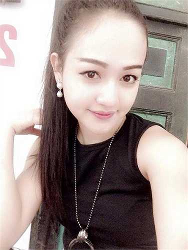 Ngoài ra, cô bạn còn làm quản lý một quán bar lớn, mở thêm nhiều cửa hàng quần áo và mỹ phẩm online.