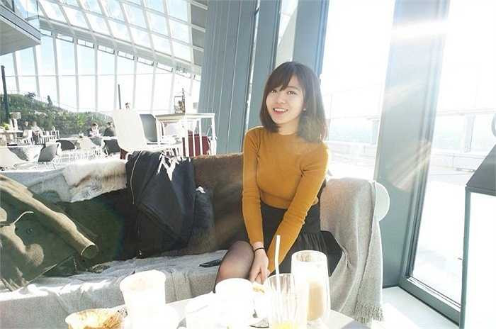 Vẻ đẹp nền nã nhưng cũng đầy hiện đại, cộng thêm tình yêu Man Utd giúp Tú Linh lấy lòng hàng triệu cổ động viên Quỷ đỏ ở Việt Nam