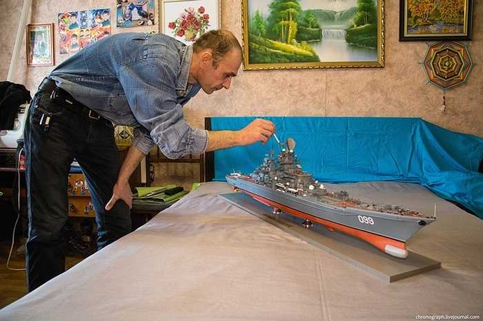Alexey Ryzhov cho biết, đó là một công việc rất mất thời gian, vì vậy anh phải mất một năm để thực hiện hai tàu ở tỷ lệ 1: 200 - chiến hạm lừng danh Peter Đại đế và tàu hộ vệ tên lửa Deyatelnost.