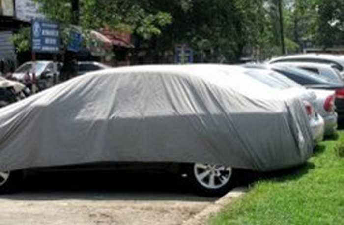 Các sản phẩm bạt che nắng ô tô, xe máy khá phong phú, đa dạng các mẫu mã, với nhiều mức giá từ 140.000 tới gần triệu đồng.