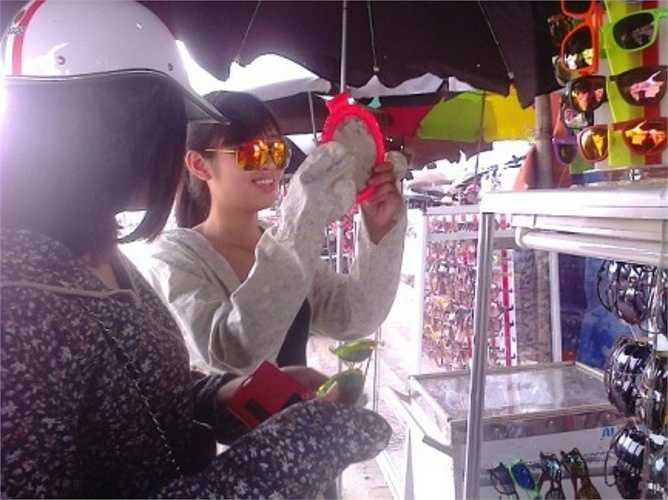 Một mặt hàng không thể thiếu trong cái nắng nóng hiện nay đó là kính râm. Trên phố Lương Văn Can, các dòng kính cao cấp dao động từ 1.000.000 đồng đến 2.000.000 đồng. 