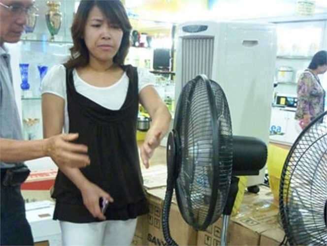 Giá quạt hơi nước dao động từ 1,5 - 2,5 triệu đồng/chiếc tùy loại, cao hơn trước mùa nóng khoảng 200.000 - 500.000 đồng cũng đang là mặt hàng được nhiều khách hàng săn tìm
