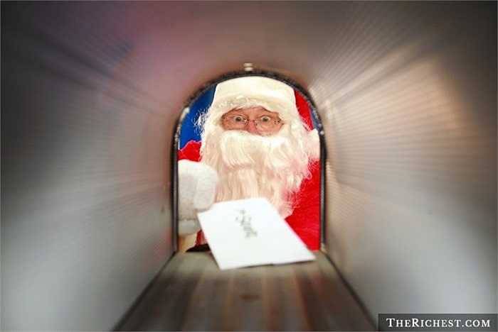 5. Thư của ông già Noel. Năm 2002, tổ chức SantaMail.org đã lên kế hoạch xây dựng một hệ thống Website viết các bức thư từ Ông già Noel gửi đến các em nhỏ trong dịp Giáng sinh với giá rẻ. Doanh thu của năm đó đến từ dịch vụ lạ kỳ này là 3,5 triệu USD