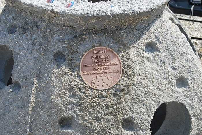 6. 'Tổ' cá từ tro của người chết. Một công ty chuyên trách ở Mỹ đã thực hiện một cách kiếm tiền vô cùng kỳ lạ đó là lấy tro của những người chết tạo thành những 'tổ' cá thân thiện với môi trường. Ý tưởng này mỗi năm đem lại cho họ nửa triệu USD