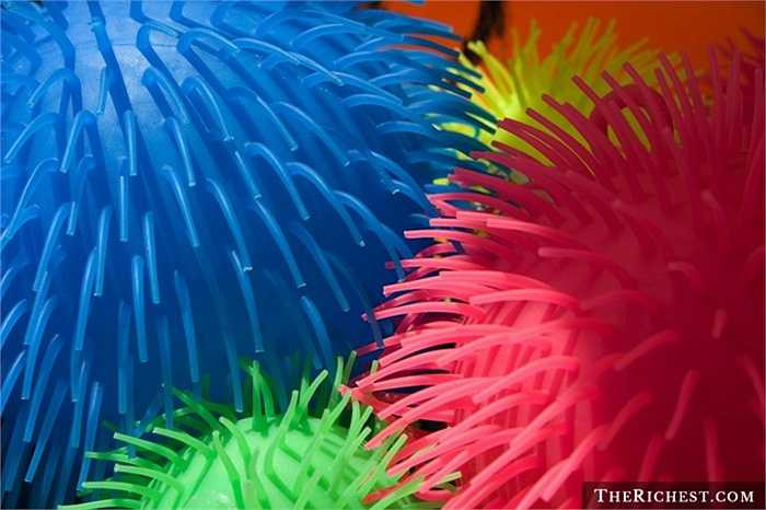 7. Bóng Koosh. Sáng chế của Scott Stillinger vào những năm 1970 bắt nguồn từ việc ông muốn tìm ra một quả bóng dành cho con mình có thể cầm nắm dễ dàng và ông đã sử dụng chất liệu cao su cùng các dải gắn vào. Phát minh tưởng chừng như điên rồ này ngay lập tức trở nên phổ biến trên toàn thế giới và đến này bạn vẫn có thể mua quả bóng tại nhiều nơi