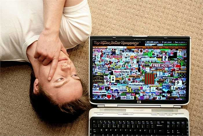 9. Trang web triệu USD. Đây là trang web được thiết kế bởi một sinh viên người Anh tên là Alex Tew. Anh đã tạo một trang web gồm 1 triệu ô nhỏ 10x10 và bán lại với giá 1 USD dành cho mỗi công ty muốn mua để quảng cáo. Như vậy, anh đã trở thành một triệu phú khi bán hết số ô quảng cáo