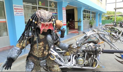 'Quái thú' cưỡi mô tô gây náo động đường phố Bangkok