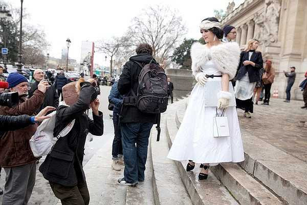 Trong show của Chanel 2014, Lý Nhã Kỳ chọn phong cách thời trang của thập niên 50 - 60, kín đáo và cổ điển. 