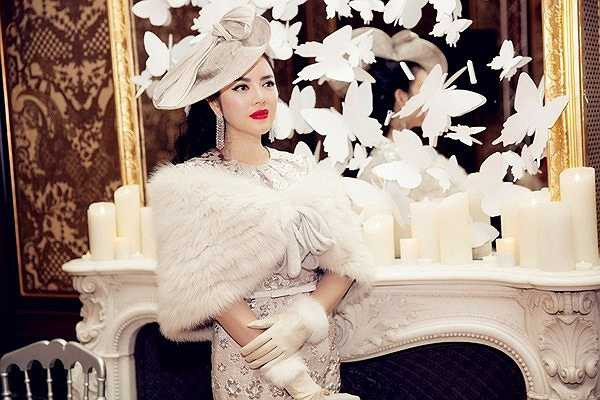 Lý Nhã Kỳ trông rất sang trọng và nổi bật giữa rừng tín đồ thời trang tại Tuần lễ thời trang Paris khi tới tham dự show diễn của Alexis Mabille. 