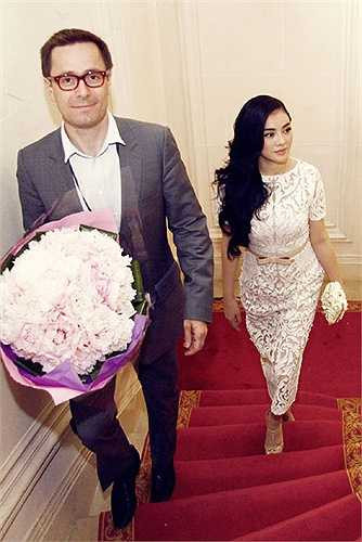 Một bộ đầm thanh toát, tôn lên nhan sắc mỹ miều của người đẹp. Có thể nói 'kiều nữ kim cương' đã 'lột xác' hoàn toàn. 