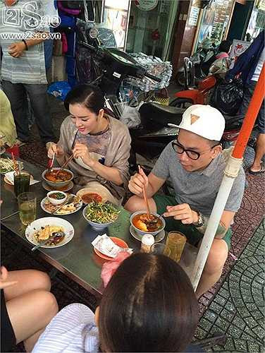 Tuy nhiên, thi thoảng cô cũng khá 'lố lăng' khi diện đồ hàng hiệu đi ăn vỉa hè.