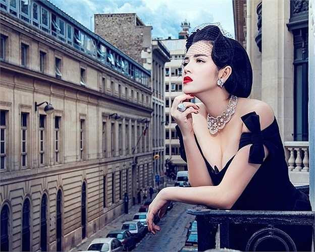 Người đẹp toát lên vẻ sang trọng, quý phái trong bộ váy đen đơn giản. 