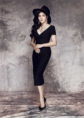 Từ khi chuyển qua hình tượng quý cô cổ điển, cựu Đại sứ du lịch đẹp lên thấy rõ.