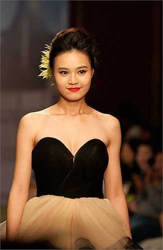 Cùng ngắm thêm nhan sắc rạng ngời của Ninh Dương Lan Ngọc: