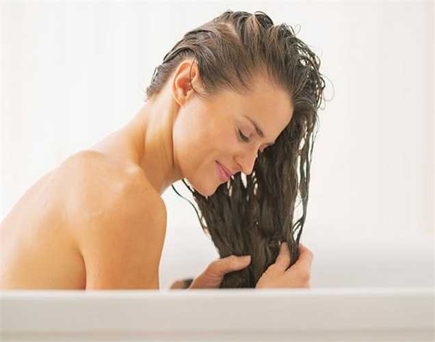 Làm tóc sáng bóng: Để vỏ cam trong nước qua đêm, sáng hôm sau, gội đầu với nước này, sẽ cho bạn mái tóc bóng mượt và thơm. 