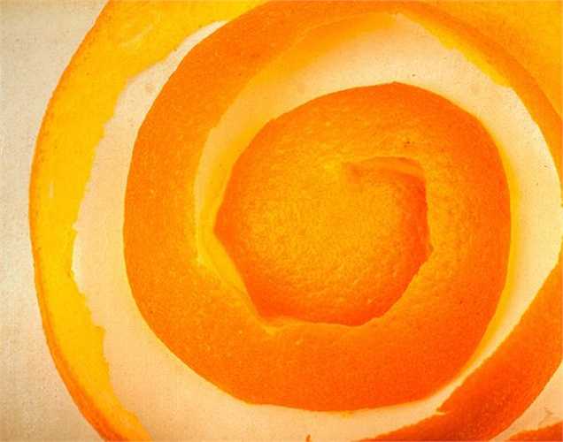 Đẩy lùi côn trùng: Các loài gây hại như kiến, muỗi và ruồi không thích mùi của vỏ cam, một hợp chất được tìm thấy trong tất cả các loại trái cây họ cam quýt, nên để một ít vỏ cam ở những chỗ mà các loài côn trùng hay đến sẽ giúp đuổi côn trùng. 